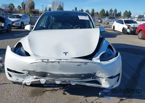 2025 Tesla Model Y Long Range Dual Motor Rear-Wheel Drive z USA, uszkodzony, nr VIN 7SAYGDED4SF277310